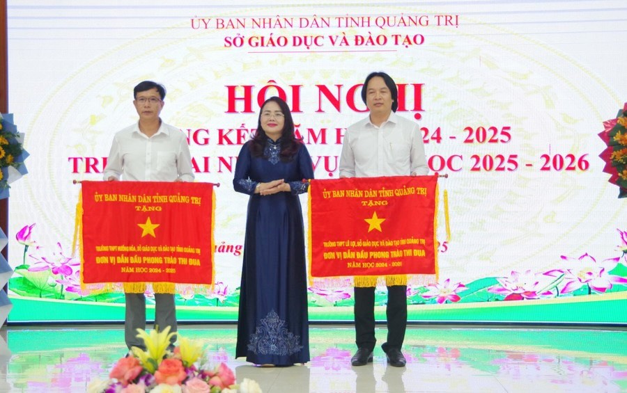 Giam doc So GD&DT Quang Tri Le Thi Huong trao tang Co thi dua cua UBND tinh cho 2 tap the co nhieu thanh tich noi bat. Anh: Xuan Phuong