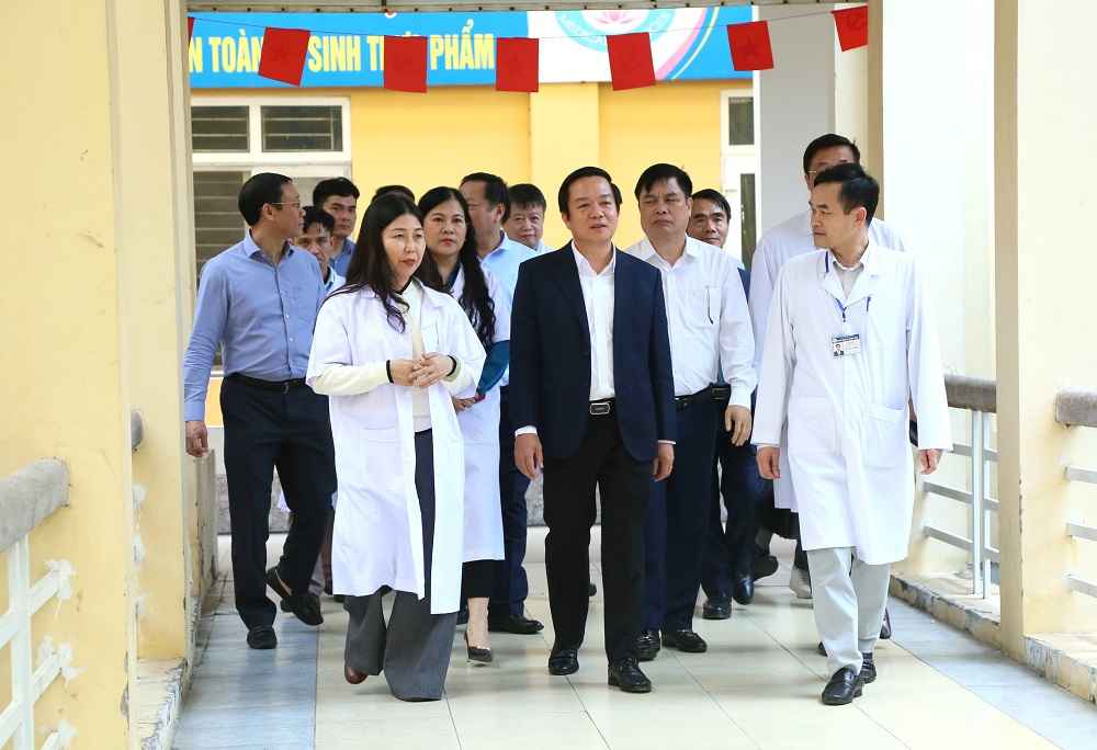 Chairman of the Provincial People's Committee and the survey team at Hung Yen General Hospital. Photo: Hung Yen Provincial Portal