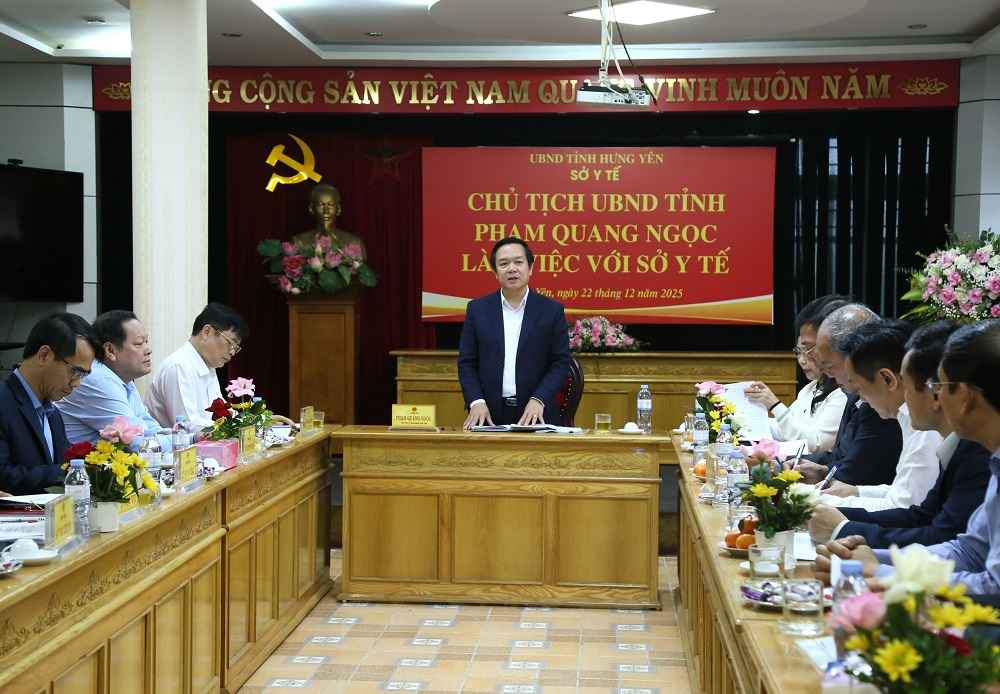 Chu tich UBND tinh Pham Quang Ngoc phat bieu chi dao tai buoi lam viec voi So Y te. Anh: Cong TTDT tinh Hung Yen