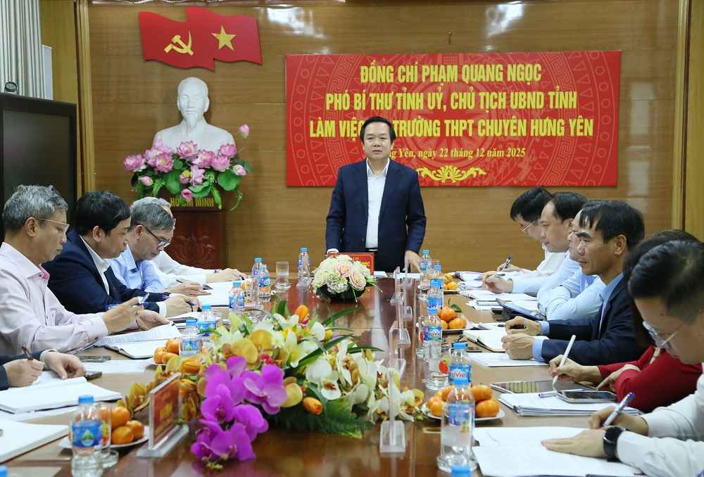 Chu tich UBND tinh phat bieu chi dao tai buoi lam viec voi Truong THPT Chuyen Hung Yen.