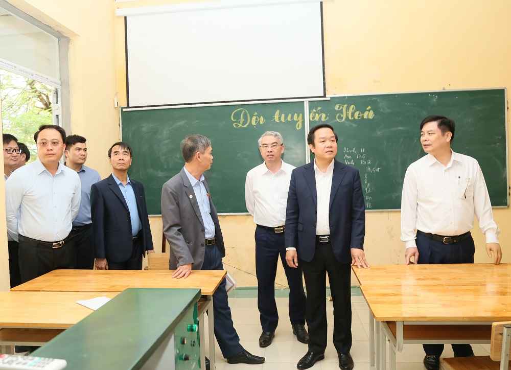 Chairman of the Provincial People's Committee and the survey team at Hung Yen High School for the Gifted. Photo: Hung Yen Provincial Portal