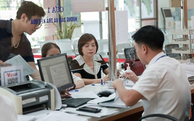 Civil servants are entitled to overtime pay, night work salary, work allowances and other regimes according to the provisions of law. Photo: Ai Van