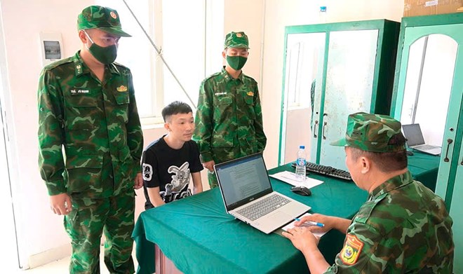 Tại Tây Ninh hồi tháng 9 vừa qua, trong quá trình tuần tra, kiểm soát trên tuyến biên giới, lực lượng chức năng phát hiện, ngăn chặn đối tượng nhập cảnh trái phép vào Việt Nam. Ảnh: Biên phòng cung cấp
