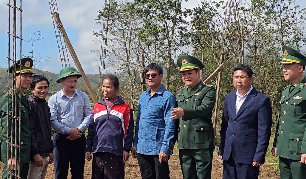 A special gift from the border guards to students and people of Laos. Photo: Hung Tho
