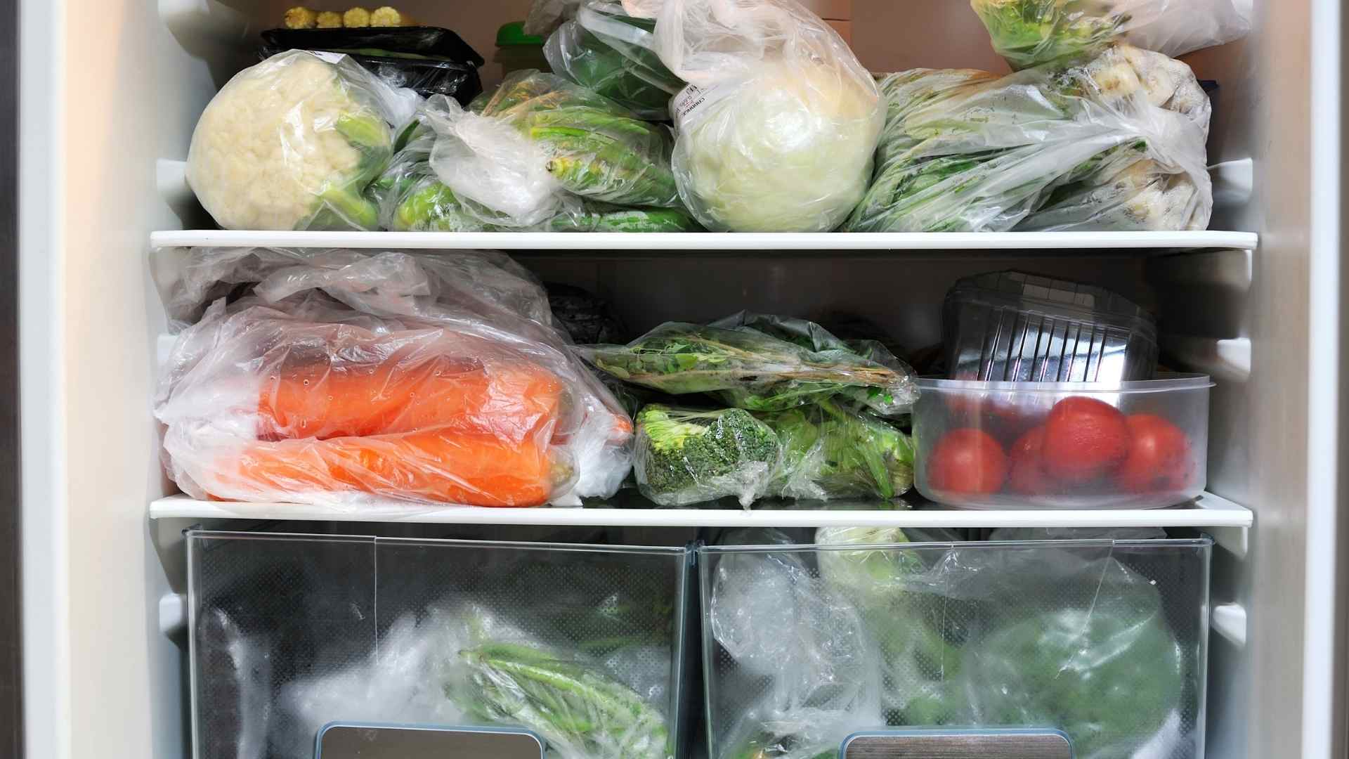 Reasons why you should not leave plastic bags containing food in the refrigerator