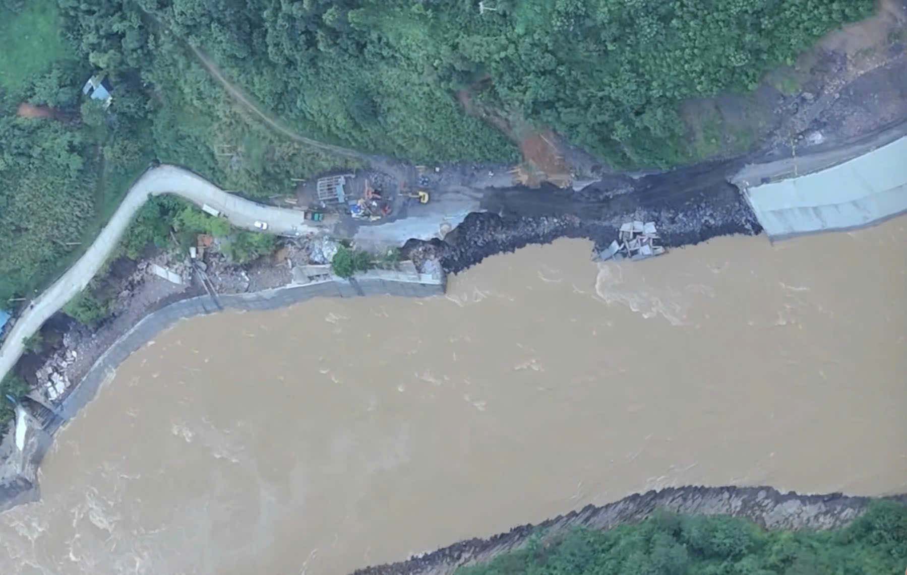 Thoi diem thuy dien Bac Me o at xa lu cuoi thang 9.2025, mot doan ke taluy am, nen va mat duong QL.34 da bi cuon troi, giao thong bi chia cat hoan toan. Anh: PV.