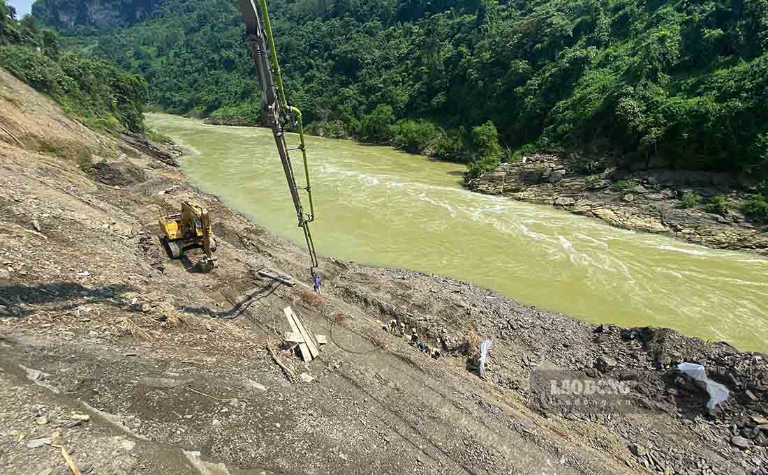 Cong tac khac phuc dang duoc tien hanh, trong khi nguy co sat lo, gay nguy hiem cho nguoi dan van thuong truc. Anh: PV.