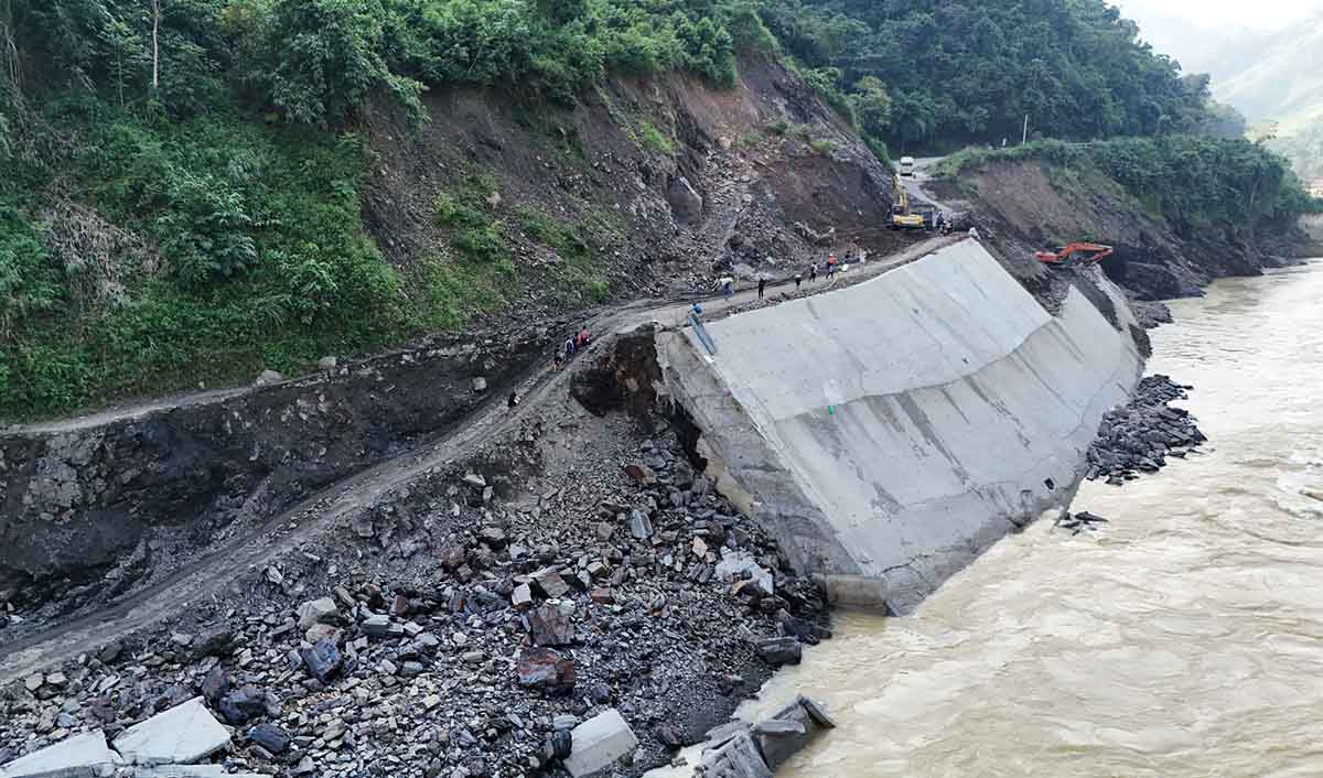 Un tramo de la QL.34 cerca de la zona de la central hidroelectrica de Bac Me fue devastado por deslizamientos de tierra a finales de septiembre de 2025 causando dificultades y peligro para los vehiculos que pasan. Foto: PV.