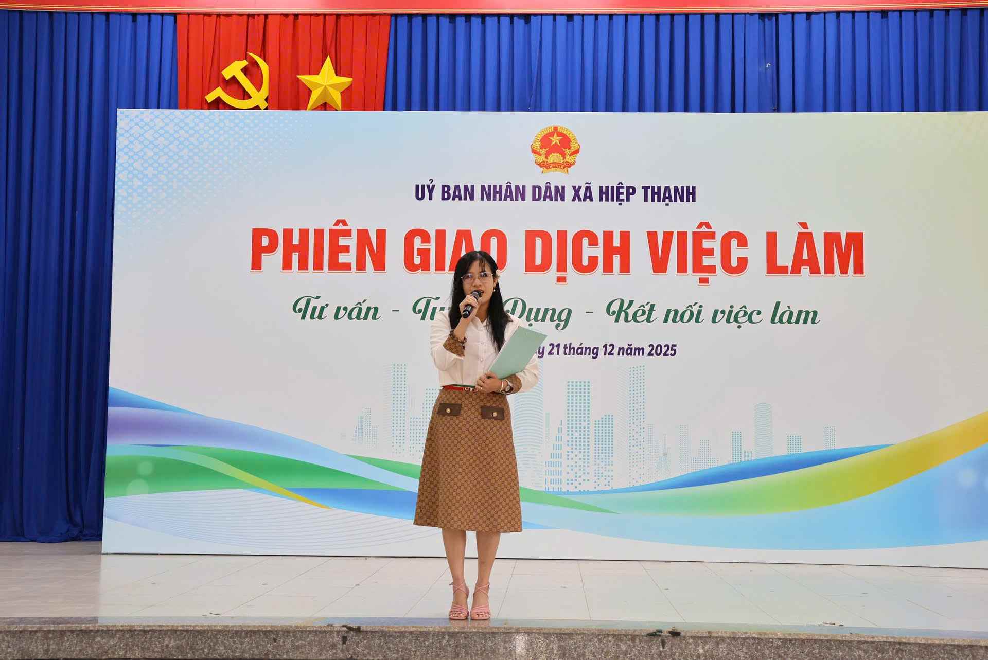 Doanh nghiep gioi thieu nhu cau tuyen dung den nguoi lao dong. Anh: Thy Vu 