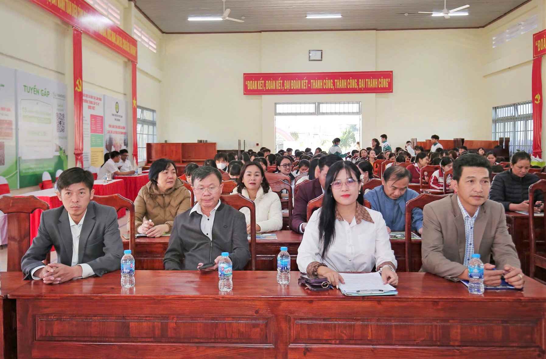 Hiep Thanh 면에서 300명 이상의 농촌 노동자를 위한 일자리 찾기 기회를 연결하는 거래 세션. 사진: Thy Vu