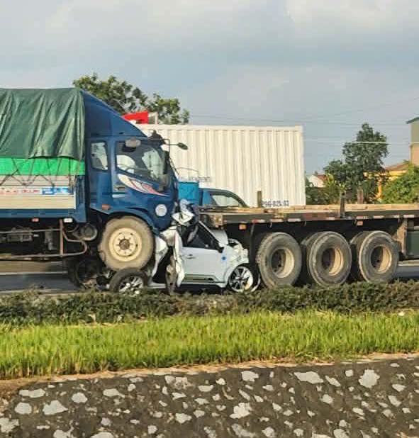 Nhieu xe trong vu tai nan tren Quoc lo 5 bep dum, hu hong nang. Anh: Nguoi dan