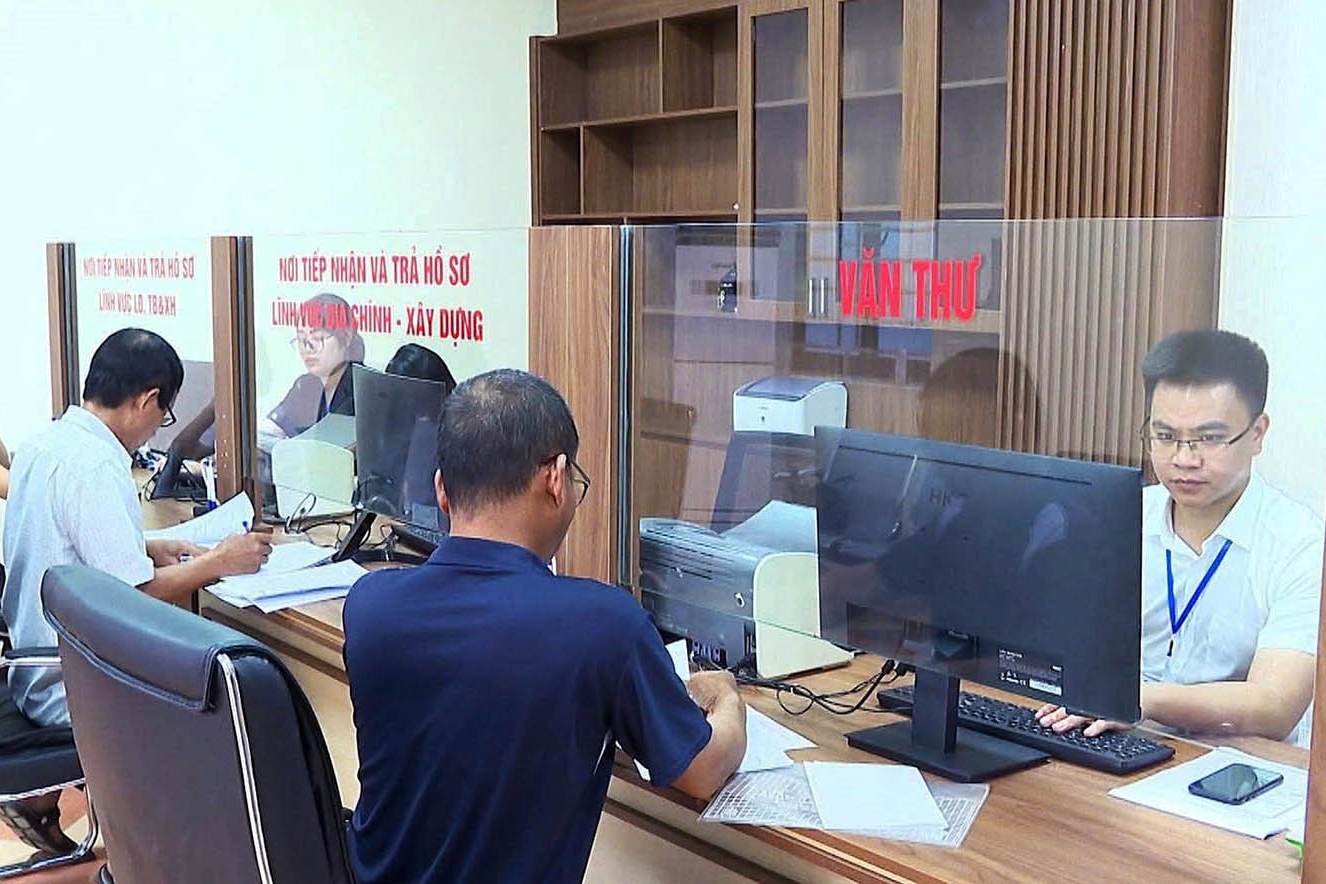 Can bo Trung tam phuc vu hanh chinh cong phuong Viet Tri tiep nhan, giai quyet thu tuc hanh chinh cho nguoi dan. Anh: Thanh Hoa.