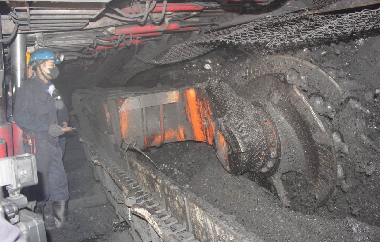 Mining underground coal at Nui Beo coal mine. Photo: Hoang Hien