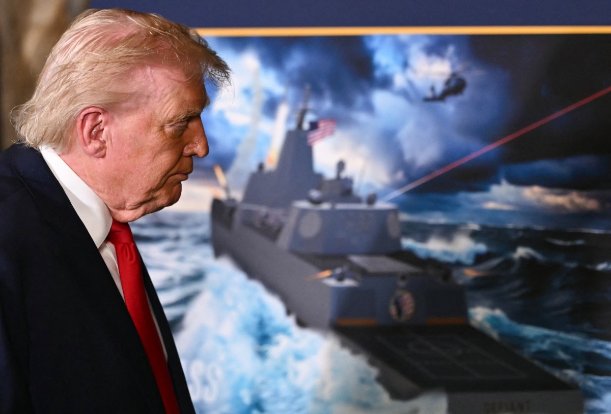 President Donald Trump and a close-up photo of the Trump-class fleet at the announcement ceremony on December 22. Photo: AFP