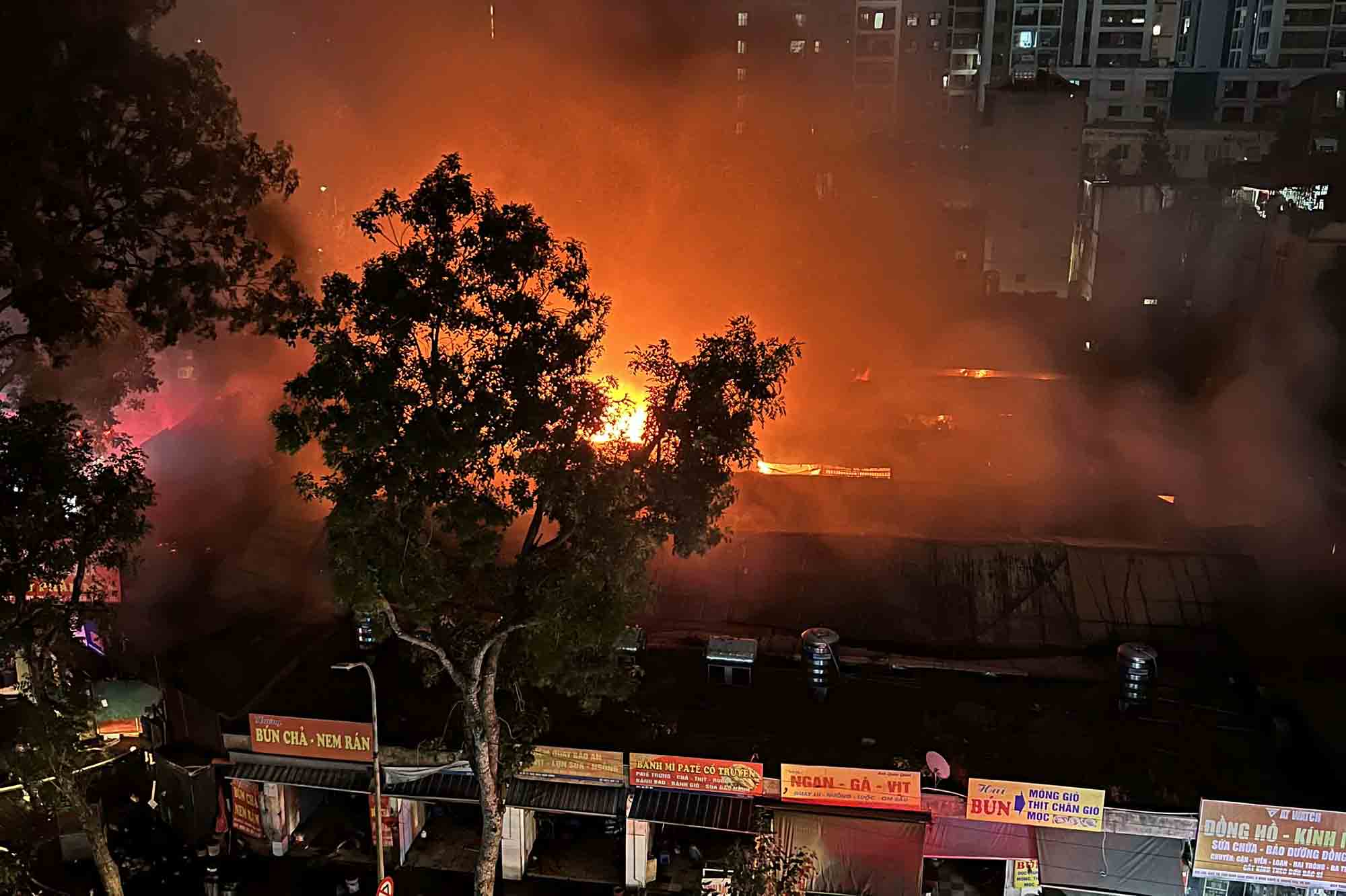 A series of kiosks at Xanh Market, Phuong Liet Ward, Hanoi, caught fire. Photo: An Phuong