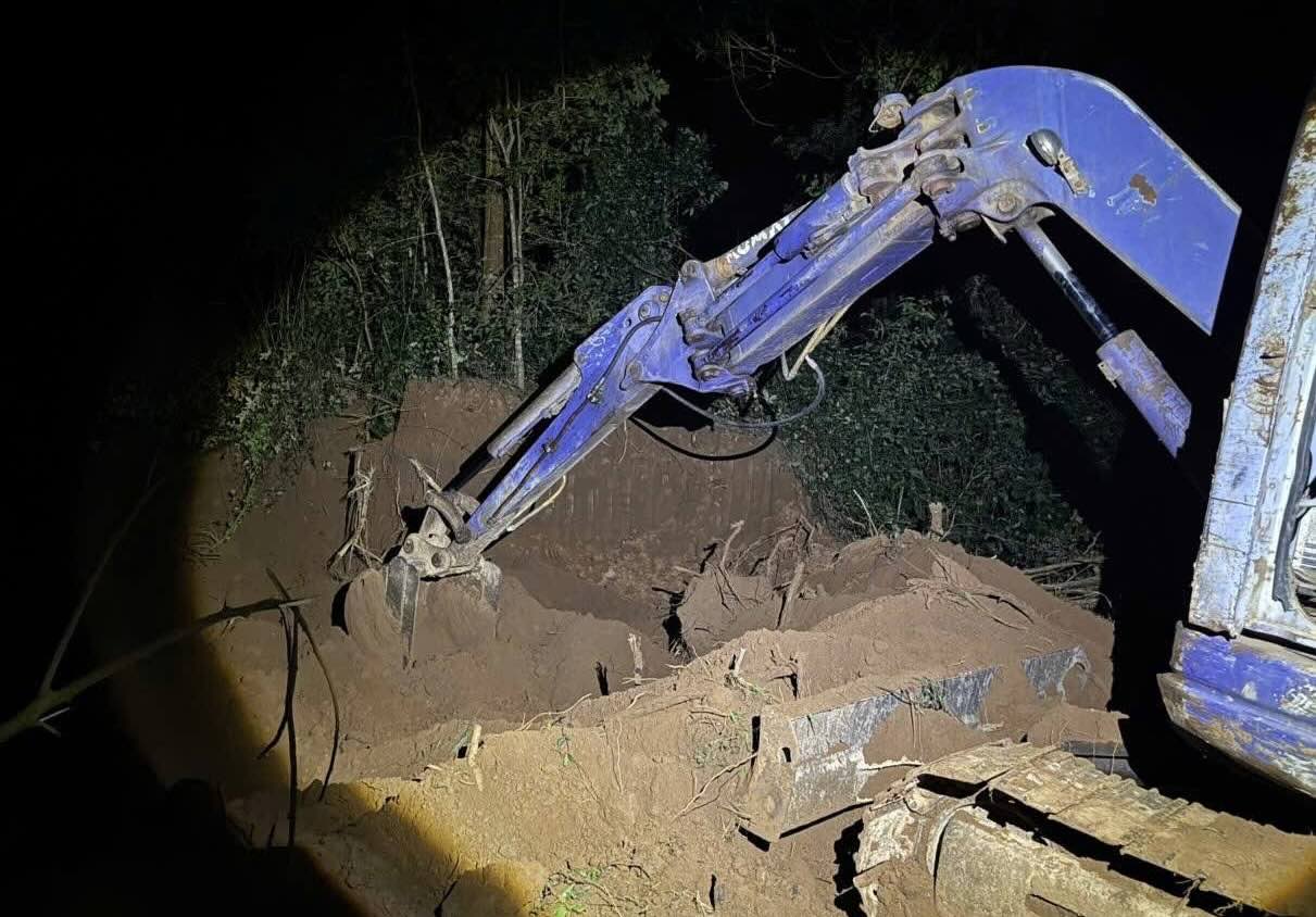 Lực lượng chức năng bắt quả tang nhóm khai thác khoáng sản trái phép trong đêm. Ảnh: Công an xã Trung Thuần