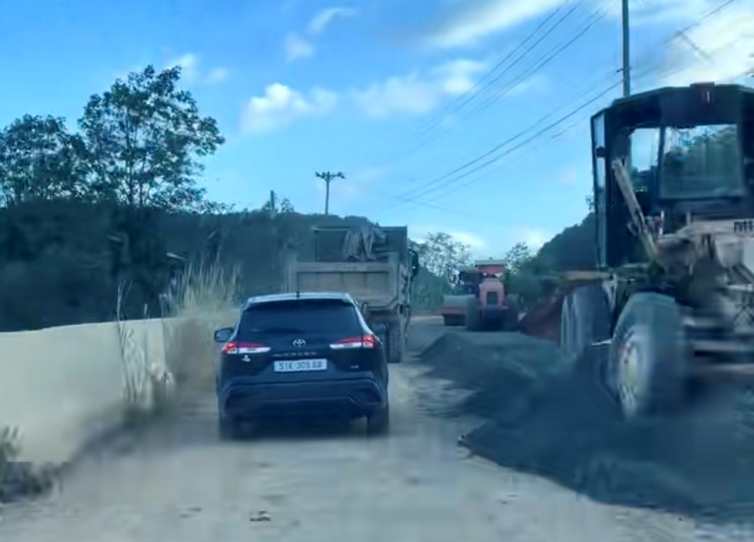 May moc dang tham nhua tai mot vi tri tren cong truong. Anh: Duy Tuan 