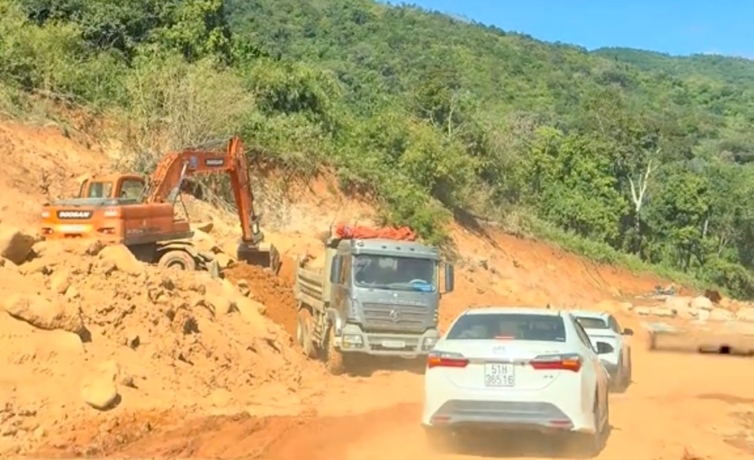 Mot vi tri dang co may moc thi cong. Anh: Duy Tuan 