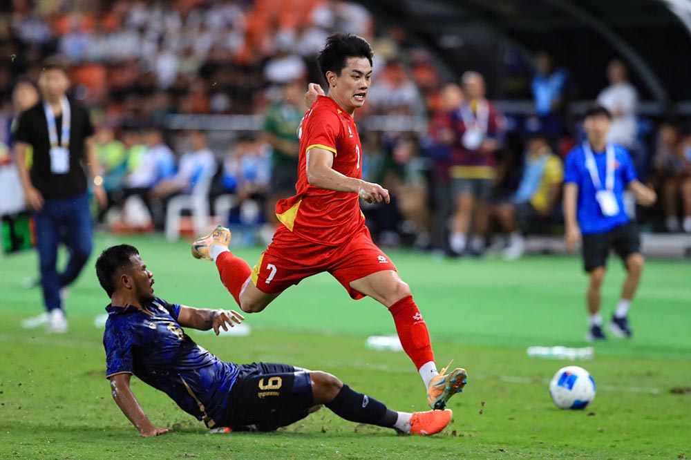 Striker Nguyen Dinh Bac is the main factor of U22 Vietnam at the 33rd SEA Games. Photo: Minh Dan