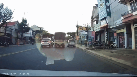 Image of a truck recklessly overtaking on National Highway 20 colliding with 2 cars. Photo: Cut from clip