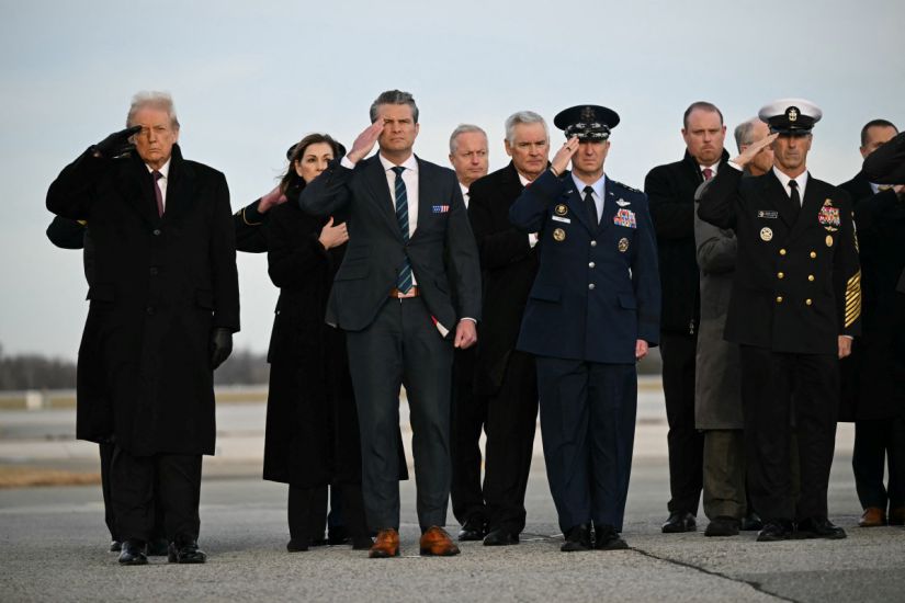 El presidente estadounidense Donald Trump y funcionarios en la ceremonia de repatriacion de los restos de 2 soldados estadounidenses de Siria en la base aerea de Dover en Delaware el 17 de diciembre de 2025. Foto: AFP