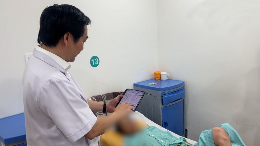 医療、診察にテクノロジーを使用する医師は、ミスを最小限に抑えるのに役立ちます。写真:Nguyen Ly