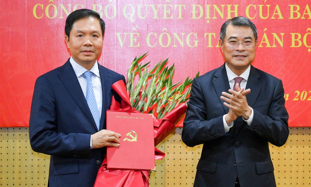 Politburo Member, Secretary of the Party Central Committee, Head of the Central Organization Committee Le Minh Hung presents the decision to transfer and appoint of the Secretariat and presents flowers to congratulate Mr. Trinh Manh Linh. Photo: The Dai