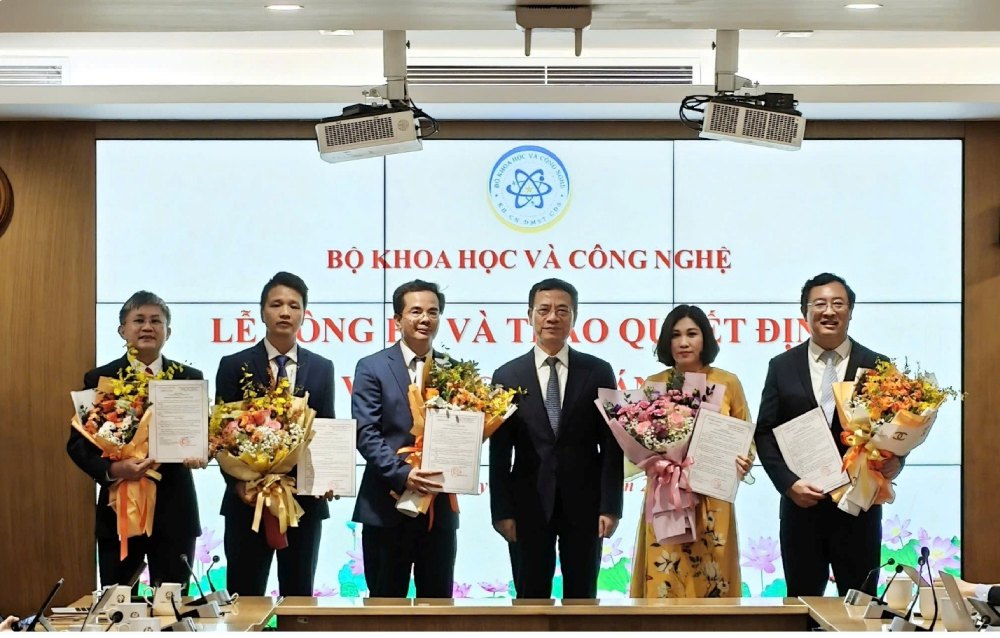 Bo truong Nguyen Manh Hung trao quyet dinh cho cac nhan su duoc bo nhiem. Anh: Bo Khoa hoc va Cong nghe 