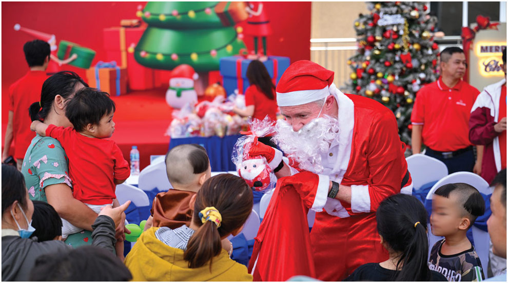 Mr. Conor M O'Neill, Deputy General Director of Prudential Vietnam, transformed into Santa Claus to bring children meaningful gifts and joy this Christmas season. Photo: Prudential Vietnam.