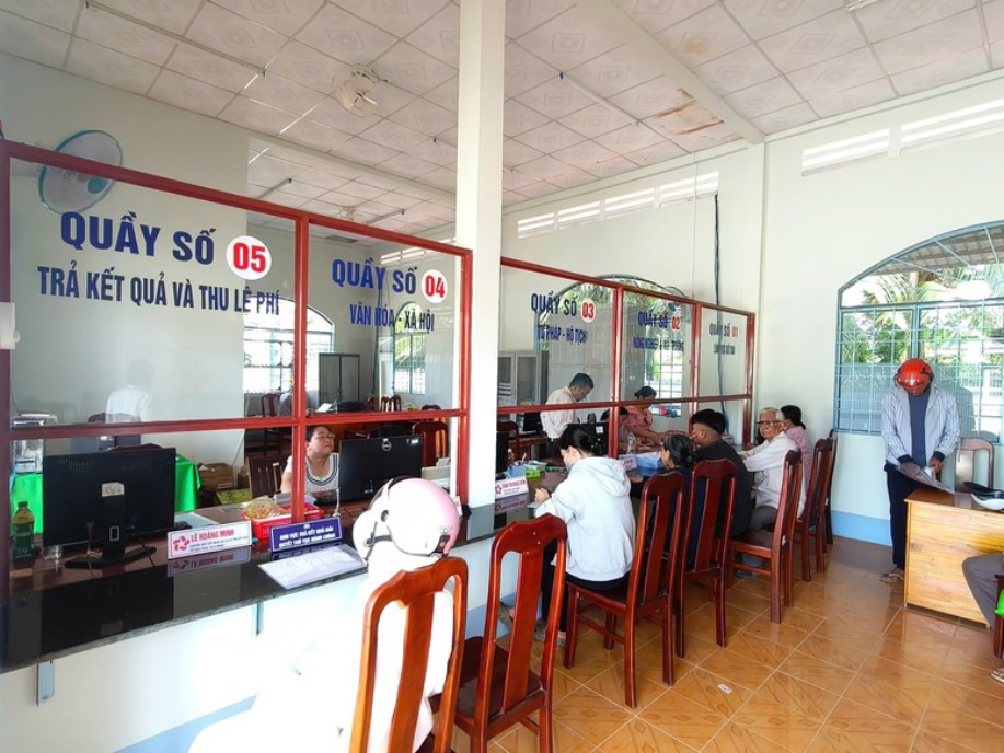 Complete the establishment of a public service unit under the People's Committee at the commune level before December 31. In the photo, people perform procedures at the Trung Hiep Commune Public Administration Service Center, Vinh Long Province. Photo: VGP