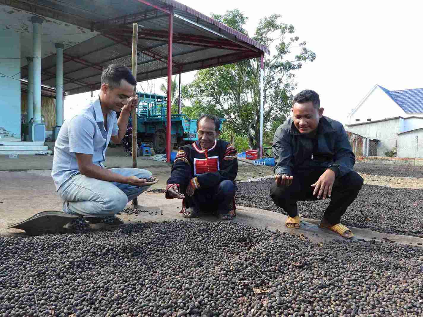 Ong Y Sam Nto huong dong vien thanh nien trai trang trong vung co gang lao dong san xuat. Anh: Bao Lam