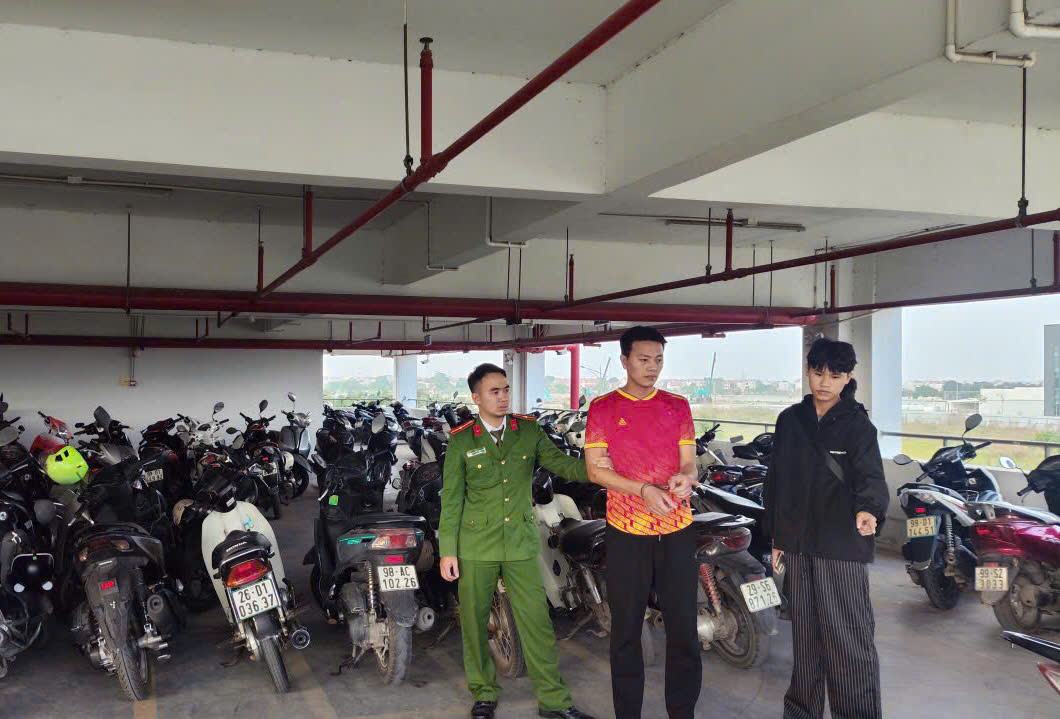 Hiện trường vụ án. Đối tượng Nguyễn Văn Duy (áo đỏ). Ảnh: Công an xã Tam Giang (Bắc Ninh).

