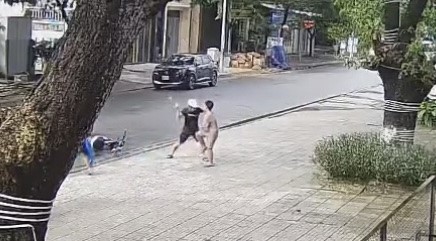 Vụ việc người đàn ông chặn xe đánh ba trẻ em ở Quảng Ngãi được camera nhà dân ghi lại. Ảnh: Người dân cung cấp