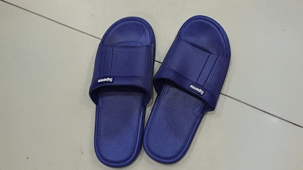 Choosing indoor sandals should be suitable to ensure comfort and safety when using. Photo: Tuan Dat