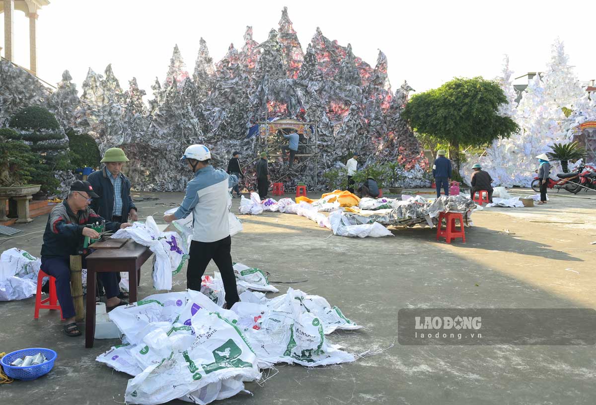 Hinh anh trang tri Giang sinh tai nha tho giao xu Xuong Dien (xa Hai Tien), Vuong cung thanh duong Phu Nhai (xa Xuan Hung) va nha tho giao xu Dong Cat (xa Hai Quang).