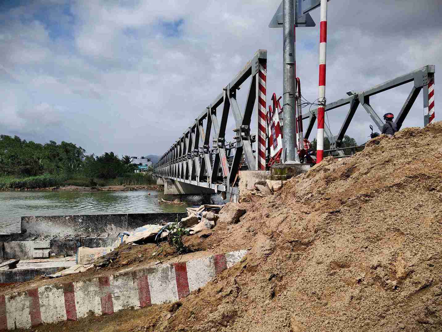 The authorities are constructing an emergency project to handle the landslide of Ngoc Thao bridge in Nha Trang. Photo: Huu Long