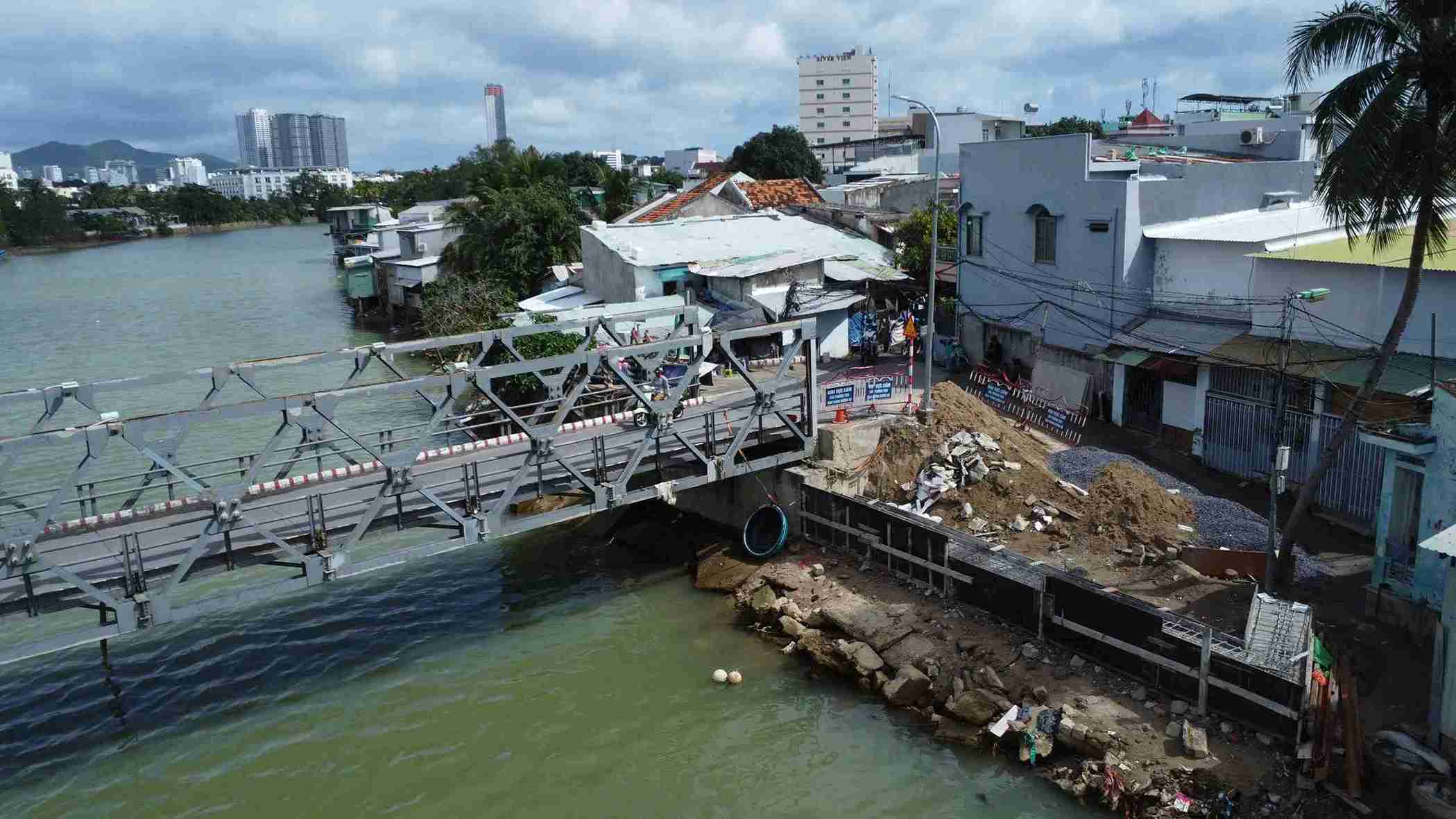Viec tinh Khanh Hoa trien khai xay dung cong trinh khan cap xu ly sat lo tai cau Ngoc Thao da phan nao giai toa noi lo thuong truc cua nguoi dan hai con Ngoc Thao va Nhat Tri.