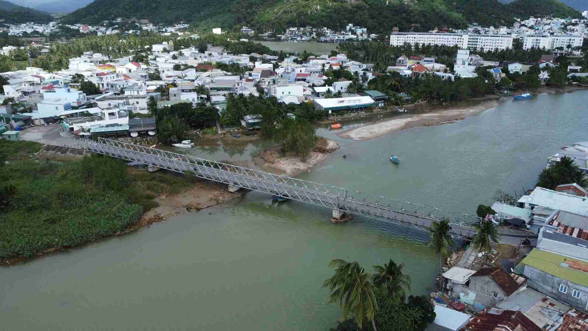 Luc luong chuc nang dang xay dung cong trinh khan cap de xu ly tinh trang sat lo, bao dam an toan giao thong qua cau Ngoc Thao o Nha Trang.