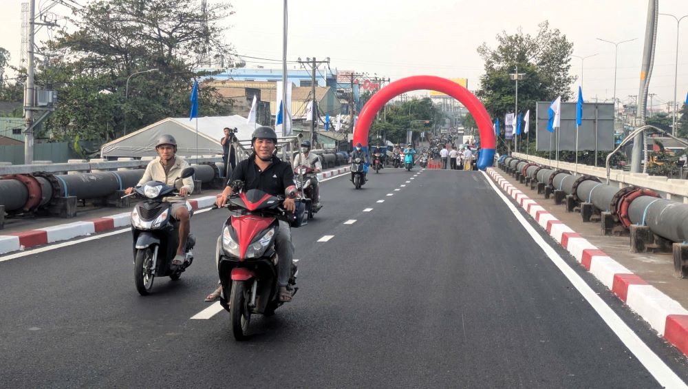 Cac phuong tien luu thong qua cau Binh Phuoc 1 sang 13.12. Ảnh: Anh Tu