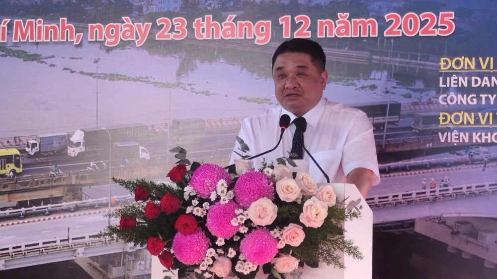 Lanh dao So Xay dung TPHCM phat bieu tai buoi le thong xe. Ảnh: Anh Tu