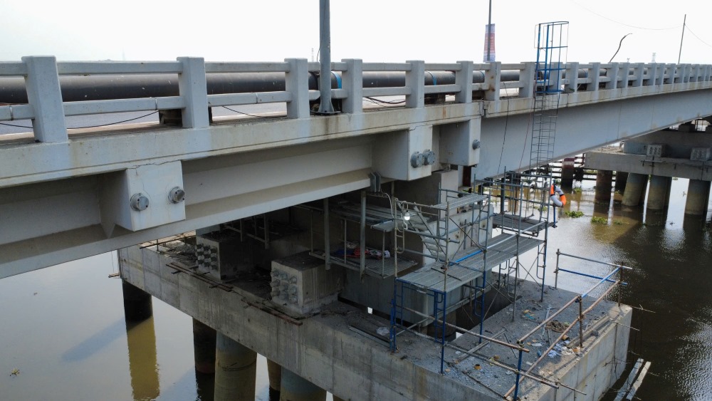 Tinh khong cau Binh Phuoc 1 duoc nang len 7 m, dap ung tieu chuan duong thuy cap II. Ảnh: Anh Tu