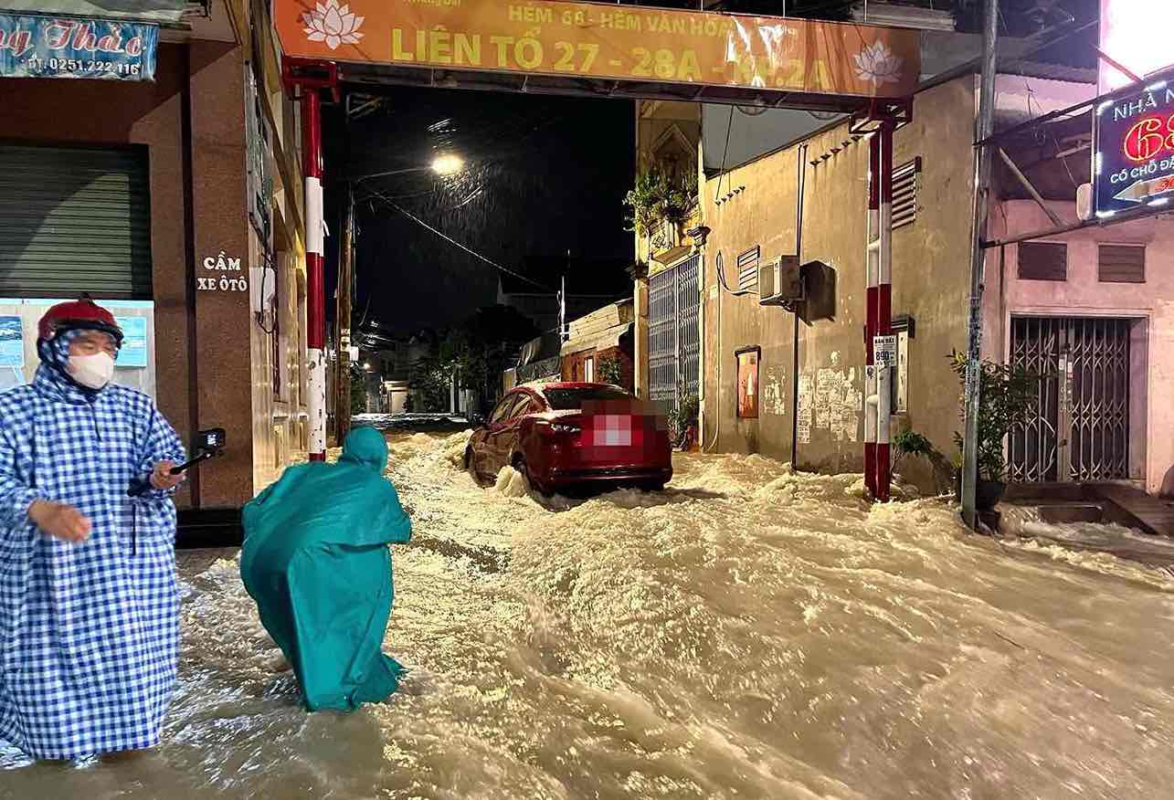 Heavy rain on October 1, water from alleys flooded Dong Khoi Street, Trang Dai Ward, causing severe flooding. Photo: HAC