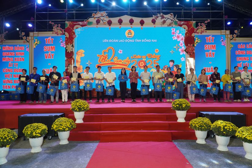 The 2025 Tet Sum Vay program is organized by the Dong Nai Provincial Federation of Labor. Photo: HAC
