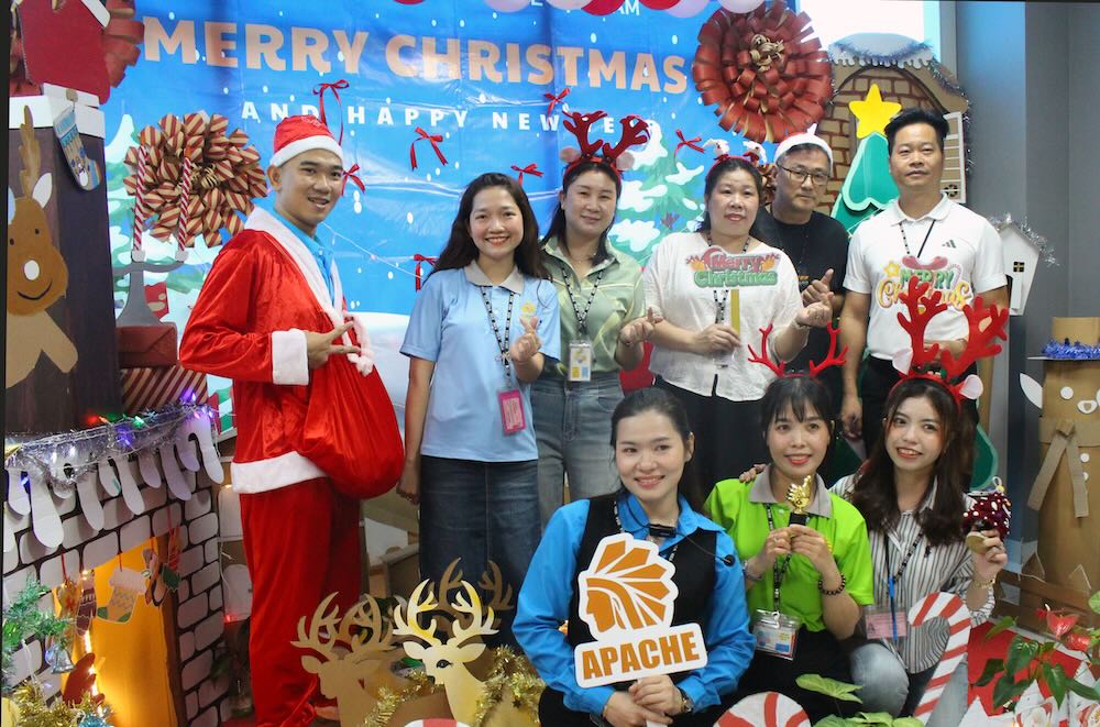 Sau do, Ban to chuc cung doan vien, nguoi lao dong chup anh luu niem trong niem vui, phan khoi. Anh: Luc Tung. 