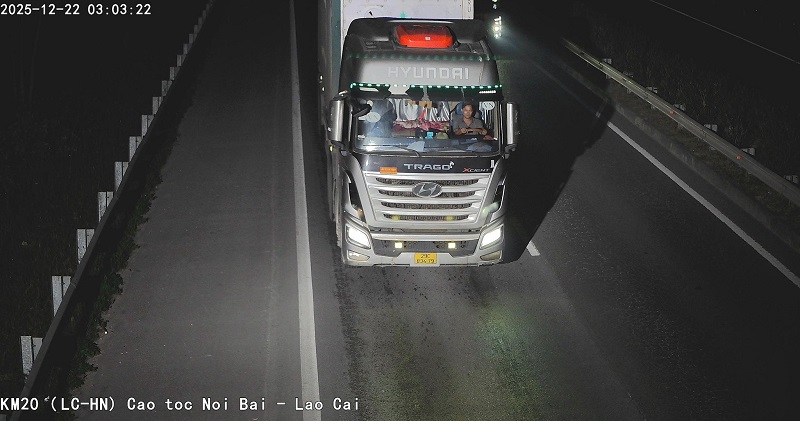 El propietario de un coche es multado en Hanoi. Foto: Departamento de Policia de Trafico