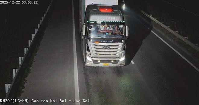 Phạt nguội nhiều chủ xe lỗi kh&ocirc;ng thắt d&acirc;y an to&agrave;n, d&ugrave;ng tay sử dụng điện thoại