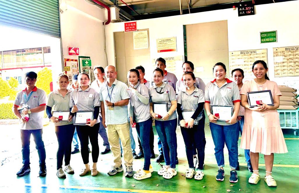 Ong Le Vo Huu Hanh - Chu tich Cong doan co so Cong ty tai le thuong vang cho doan vien gan bo lau dai voi Cong ty. Anh: NVCC 