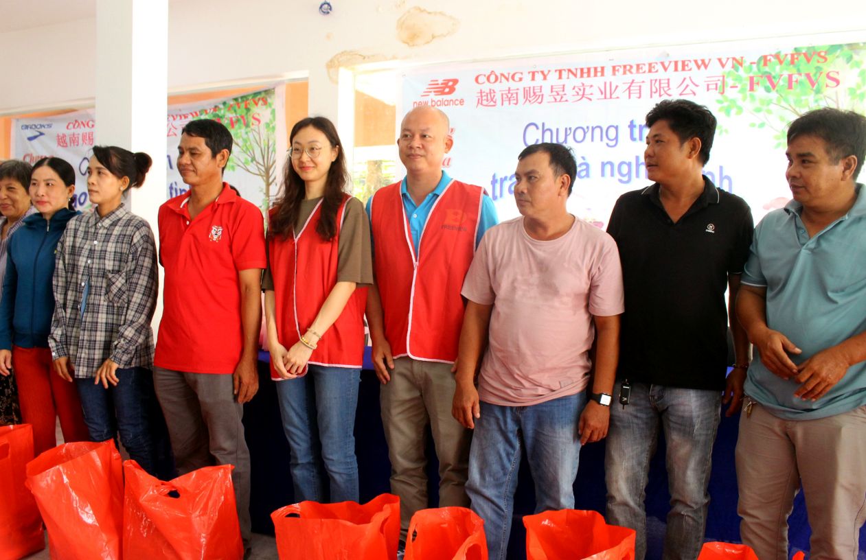 Ong Le Vo Huu Hanh tang qua cho cong nhan moi truong tinh Dong Thap. Anh: Luc Tung