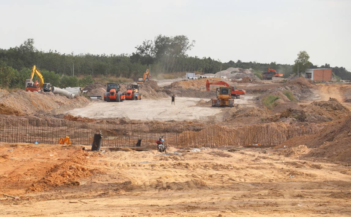 Nha thau dang trien khai thi cong 7 km cao toc doan di qua tinh Dong Nai. Anh: Dinh Trong