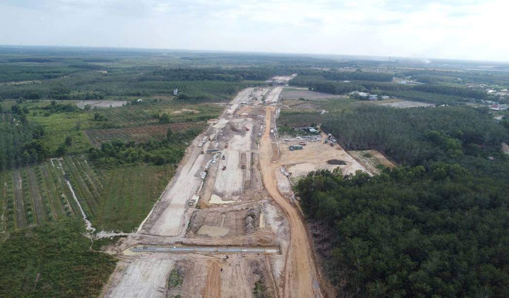 Dong Nai is speeding up the completion of site clearance for expressway construction. Photo: Dinh Trong